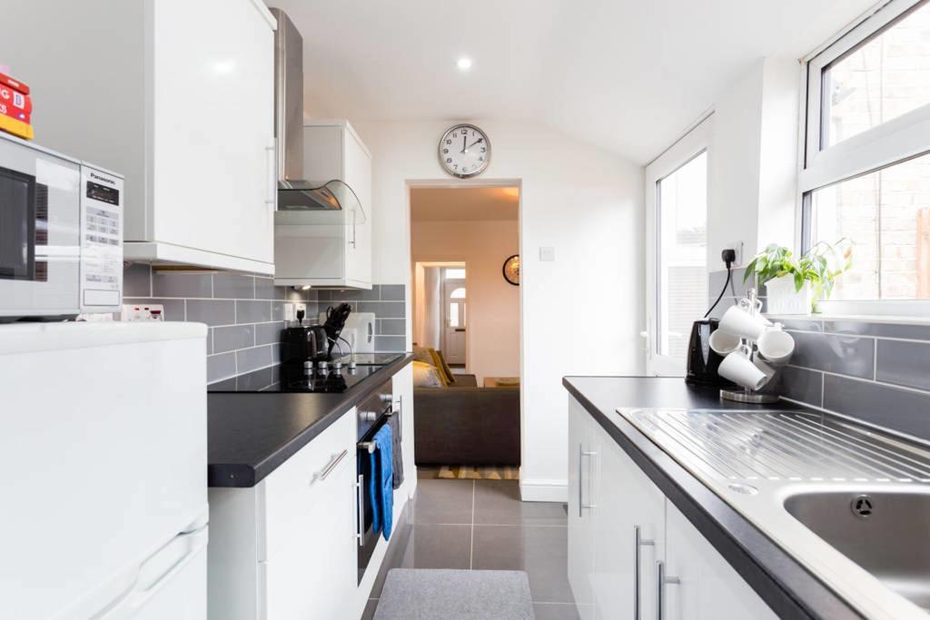 Ashton House - Stylish 2 Bedroom House, Close To Luton Town Center & Airport Exterior foto